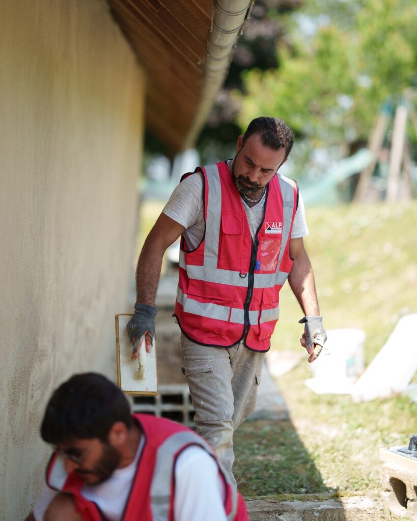 Équipe ALP Construction pendant l’application d’un enduit de façade à Tronsanges