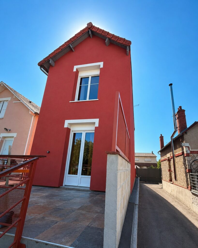 Maison à Bourges avec façade rouge et encadrements clairs après isolation extérieure