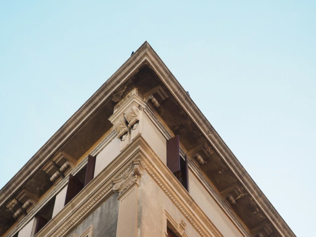 Détail de corniche sur façade ancienne, illustration d’ambiance pour restauration architecturale