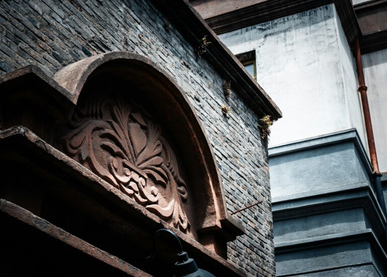 Détail architectural de façade avec éléments décoratifs et modénatures