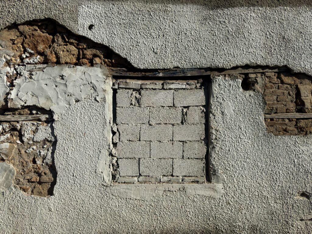 Mur extérieur ancien fissuré, illustration d’ambiance pour diagnostic et réparation de façade