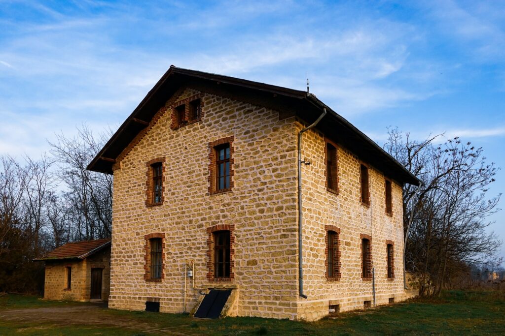 Maison en pierre traditionnelle, illustration d’ambiance pour la rénovation de façade