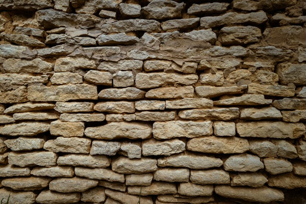 Détail d’un mur ancien en pierre et de ses joints, illustration d’ambiance pour le rejointoiement