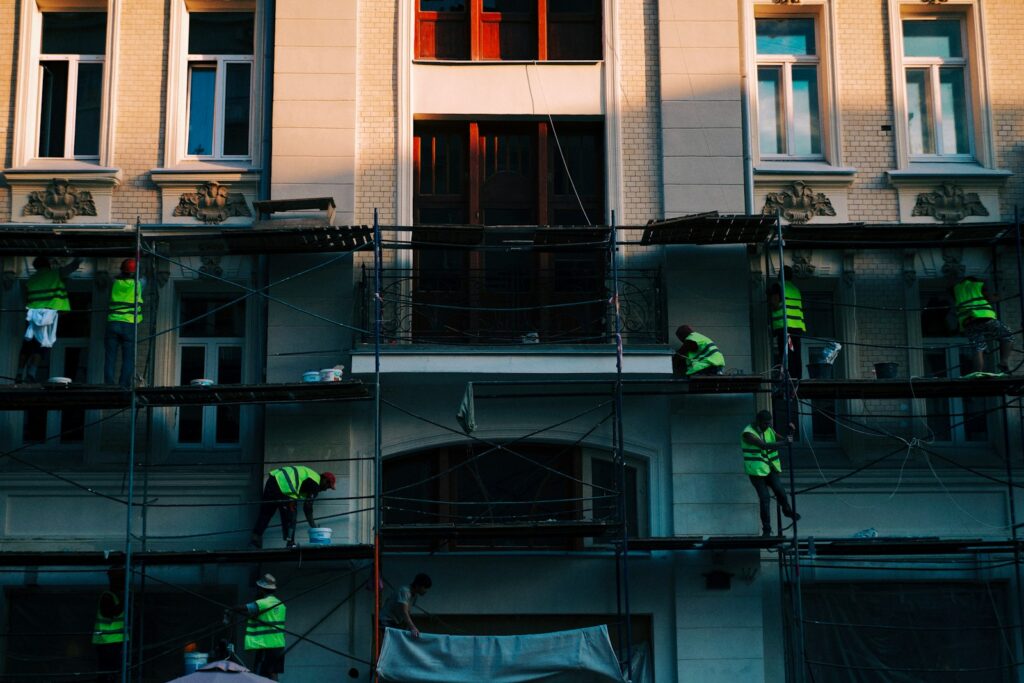 Travaux en façade sur un bâtiment, illustration d’ambiance pour l’isolation thermique extérieure